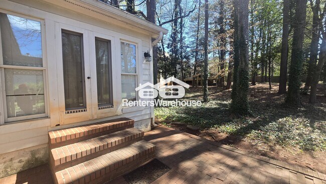 Building Photo - 891 Providence Dr