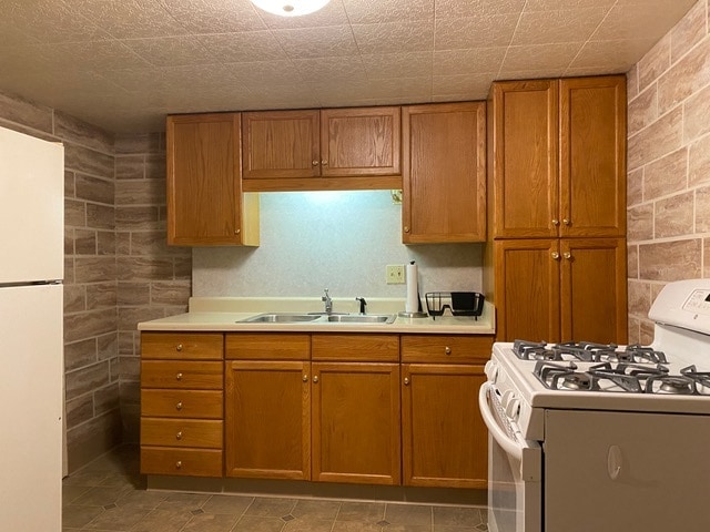 Kitchen - 225 N Overland Trl