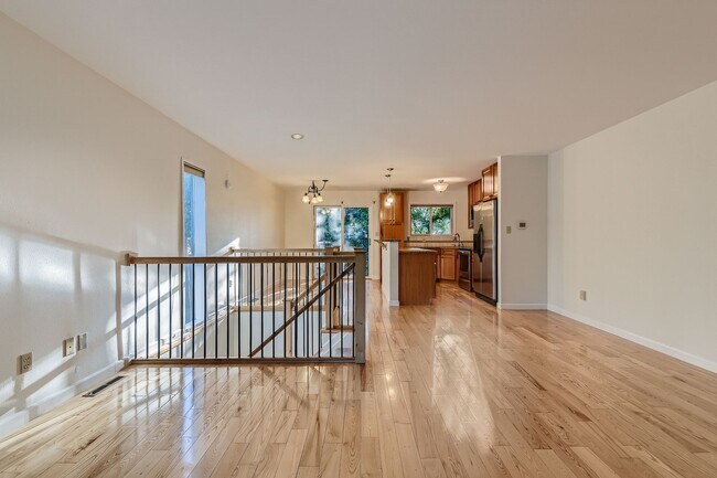 Building Photo - ***$1000 off 1st Month's Rent and 1/2 off Security Deposit*** Two Story Condominium Prime Locatio...