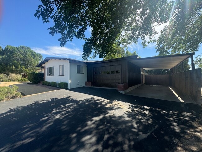 Foto del edificio - 120 Glencrest Ln