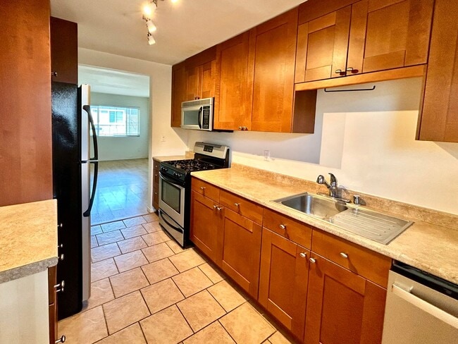 Building Photo - 2 Bed, 1 Bath with W/D in Normal Heights!