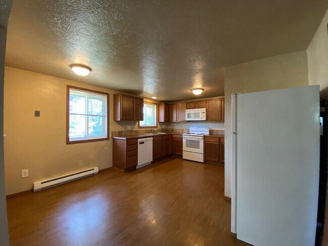Foto del edificio - Spacious & Bright 2-Bedroom, 1-Bath upper-level fourplex- located in Spokane Valley!