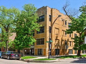 Building Photo - 833 N Hoyne Ave