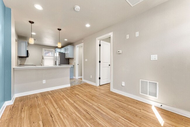 Building Photo - Remodeled! Super Cute Victorian Carriage H...