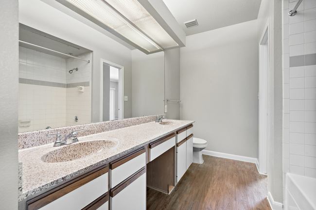 Baño A3-1BR-1BA-Chartwell Court 001.jpg - Chartwell Court