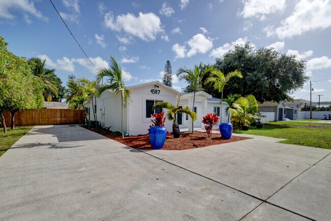 Building Photo - 4587  Belvedere Road  Haverhill Fl 33415