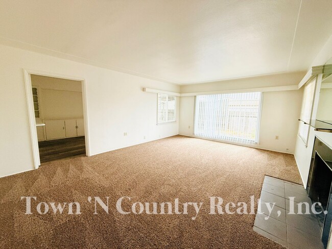 Building Photo - Beautifully Updated 3-Bedroom Home in Sout...