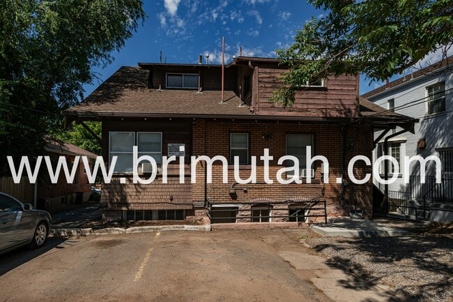 Building Photo - 305 Douglas St