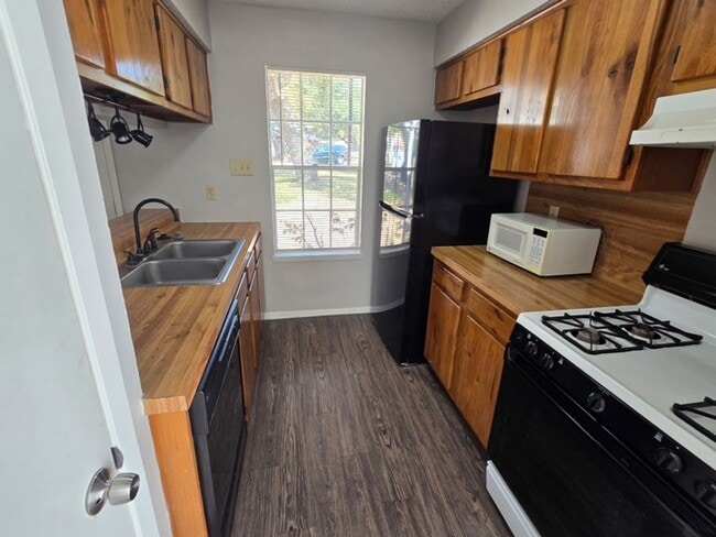 Building Photo - 12005 Arrowwood Dr