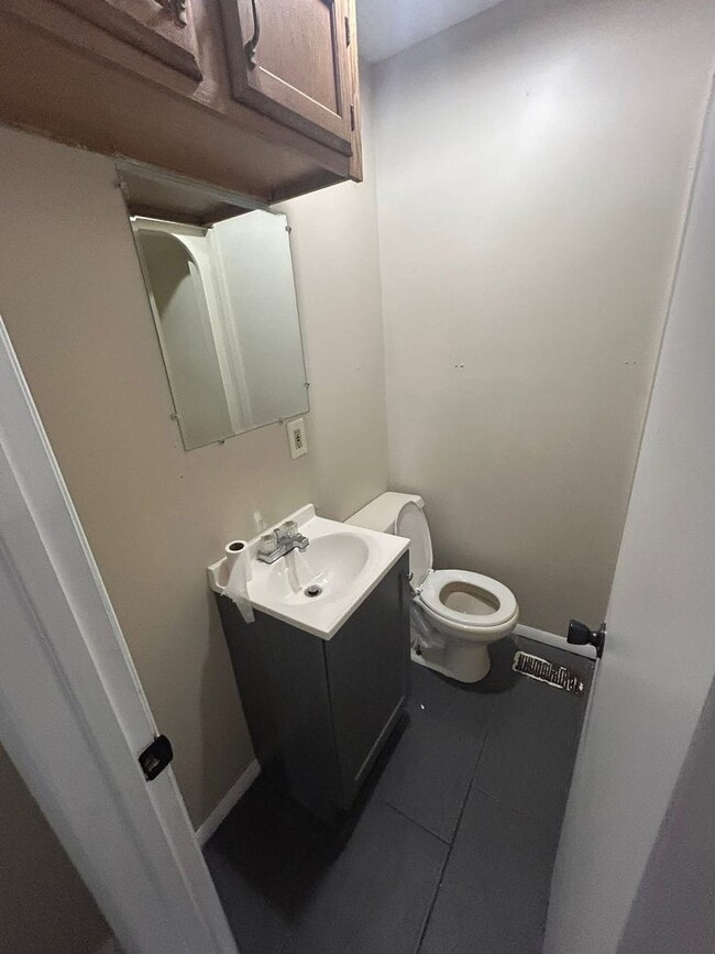 Foto del edificio - $1000 a month! 4-Bedroom Apartment Near Ba...