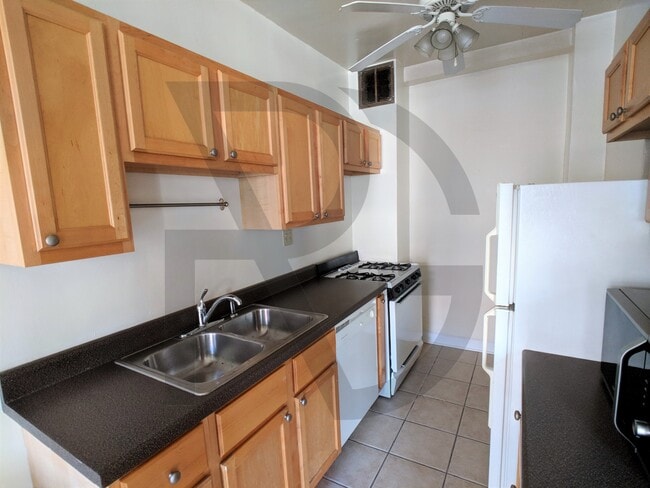 Building Photo - 750 W Briar Plz