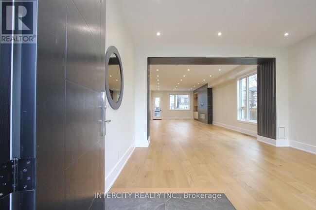 Building Photo - 38 Murrie St