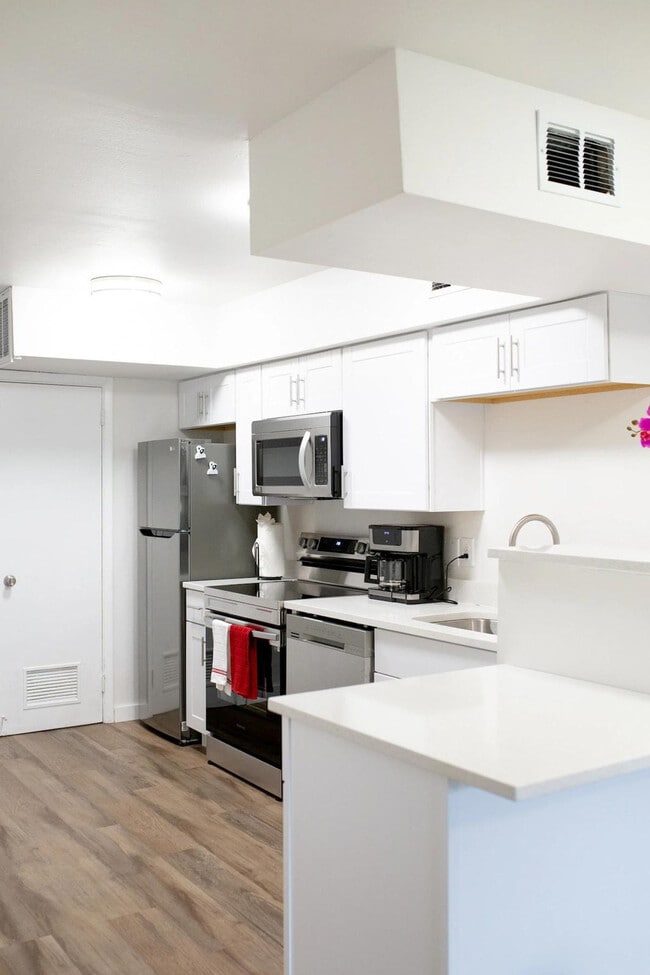 Building Photo - 619 S Cedar St