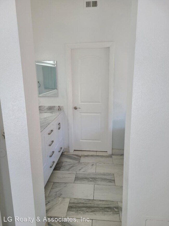 Building Photo - 4 br, 2.5 bath House - 2551 Cloverdale Ct