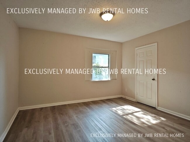 Foto del edificio - 1586 W 17th St