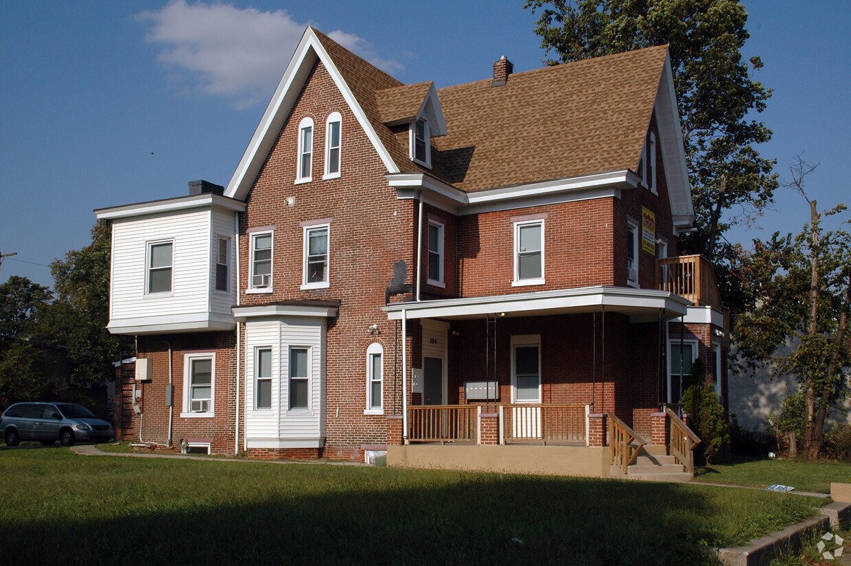 Building Photo - 304 E 9th St
