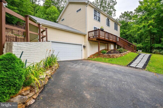Building Photo - 2102 Gore Dr