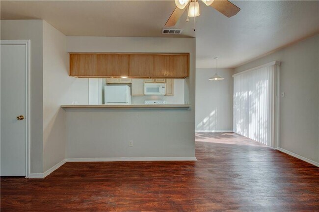 Building Photo - 2211 Creekside Ln