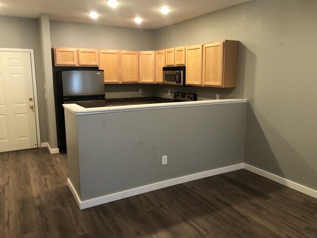 Foto del edificio - Updated 2 Bed, 2 Bath Main Floor Condo with Garage