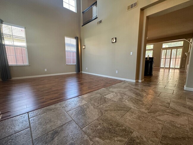 Building Photo - Gorgeous 5 Bedroom 2.5 Bath in gated Disco...