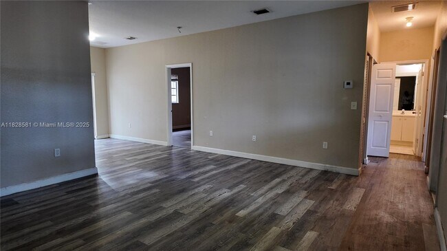 Foto del edificio - 374 NE 27th Ave