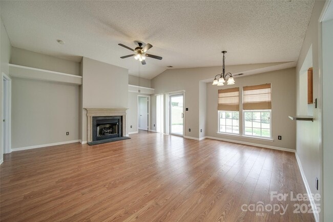 Building Photo - 120 Lantana Dr