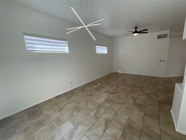 Foto del edificio - Convenient gated community