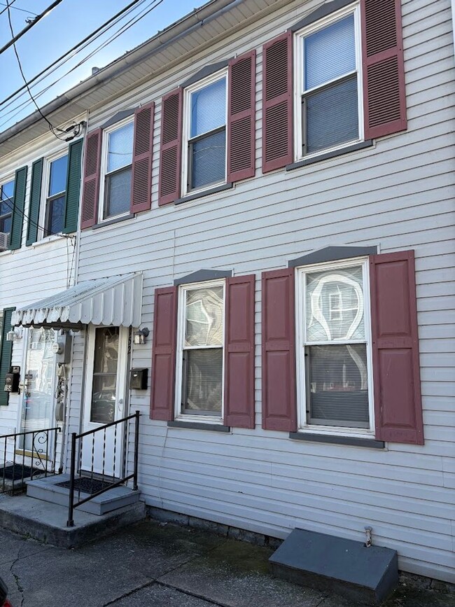 Building Photo - 156 E Penn St