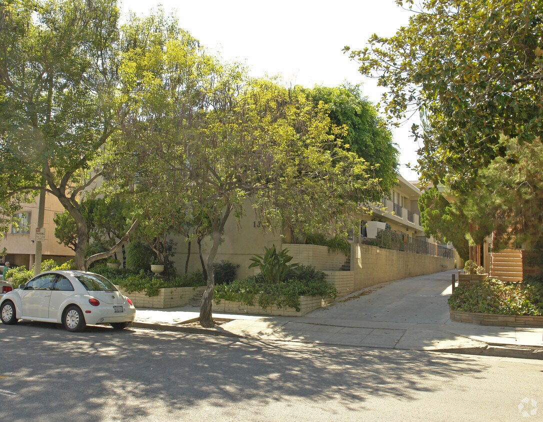 Foto del edificio - 1337 N Gardner St