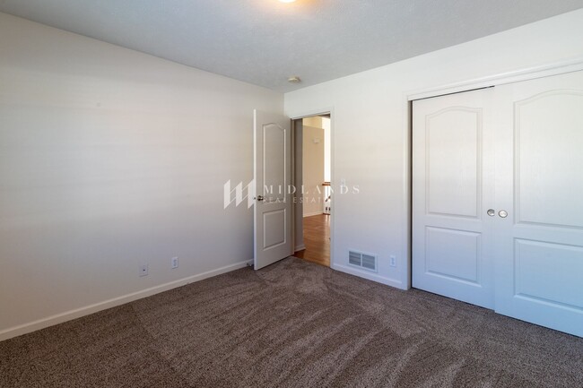 Building Photo - Ranch Townhome in Shadow View