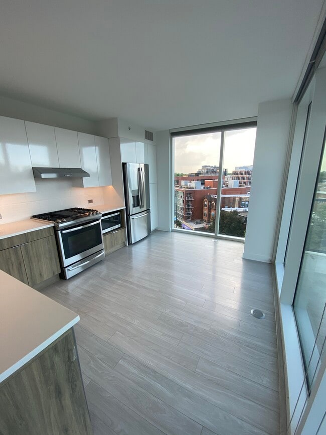 Building Photo - 2369 N Lincoln Ave