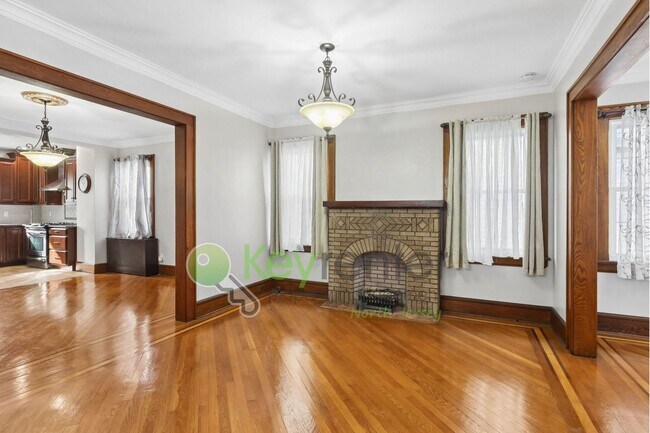 Foto del edificio - Spacious 4BR Single-Family Home with Garage, Driveway & Fenced Yard in Kearny