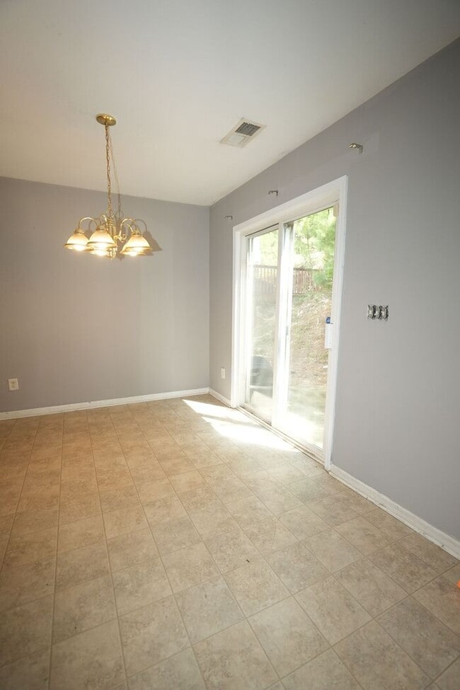 Foto del edificio - Freshly renovated 3BR 2.5 BA Home w/ Garage Parking Near Uptown Charlotte !