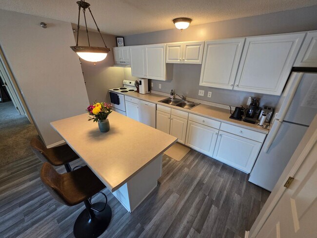 Building Photo - Main floor 2br condo Available!