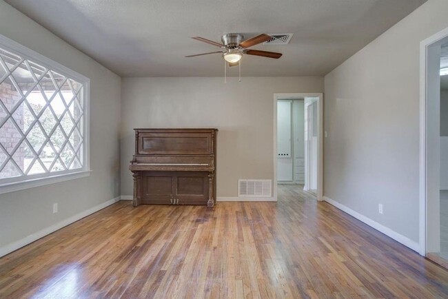 Building Photo - Spacious and Updated Four Bedroom Three Ba...