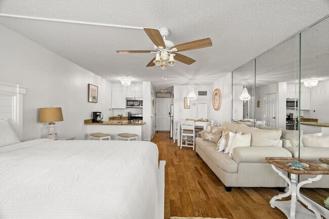 Building Photo - 8817 S Thomas Dr