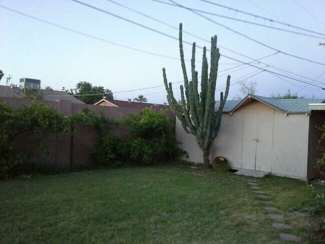 Gran patio trasero: vista a la montaña hacia el oeste, ¡vista del atardecer! - 6902 E Latham St