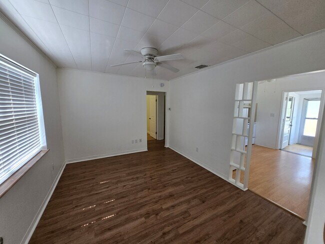 Building Photo - 1611 Canterbury Rd N