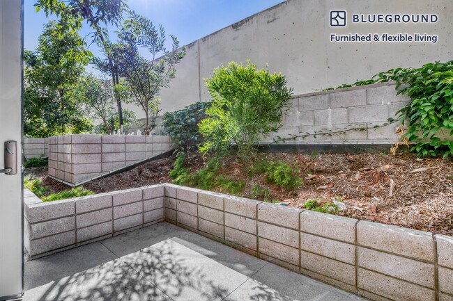 Foto del edificio - 6677 Santa Monica Blvd