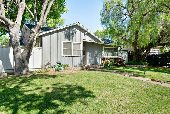 Building Photo - 4734 Tyrone Ave