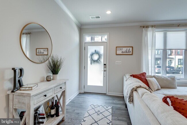 Building Photo - MOVE-IN READY TOWNHOUSE-STYLE CONDO IN ASHBURN