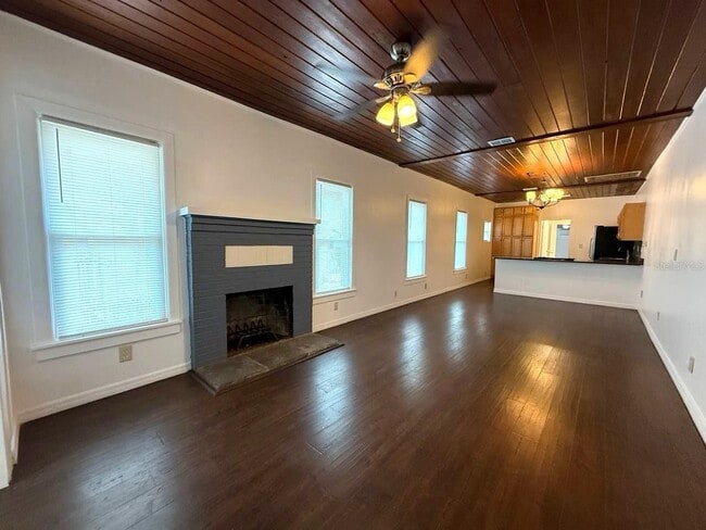 Building Photo - 917 E Shadowlawn Ave
