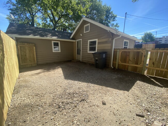 Foto del edificio - 1644 E 8th St