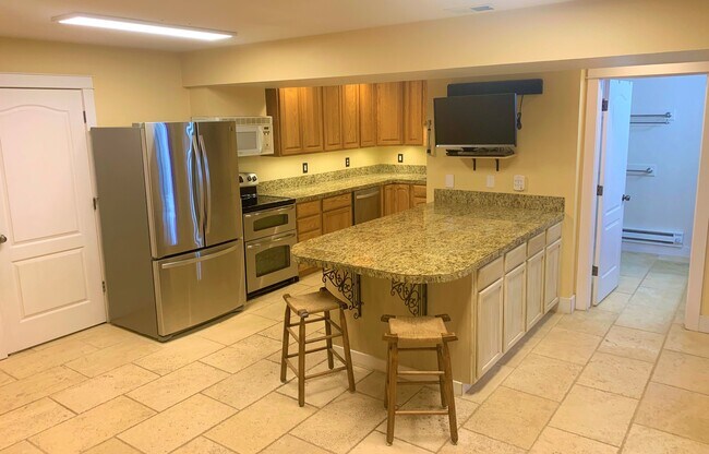 Cocina con espacio para comer y electrodomésticos de acero inoxidable. - 2569 N County Road 29