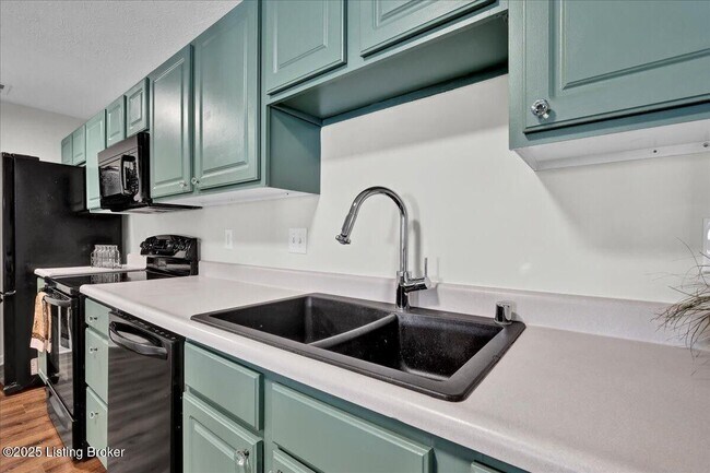 Foto del edificio - 6406 Shelton Circle