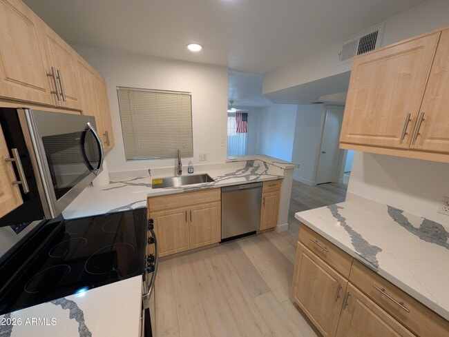 Building Photo - 1880 E Morten Ave