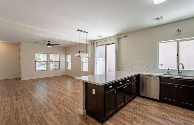 Foto del edificio - 1061 S Hawk Ln