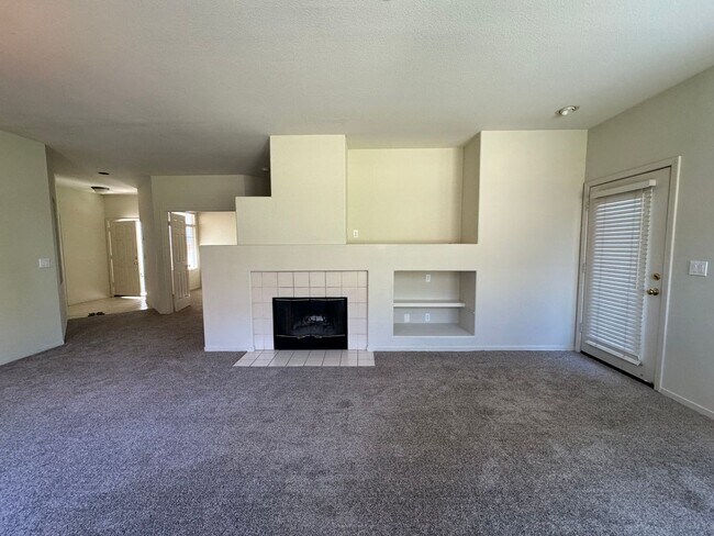 Building Photo - Brand new floors! Gated Community! End of ...