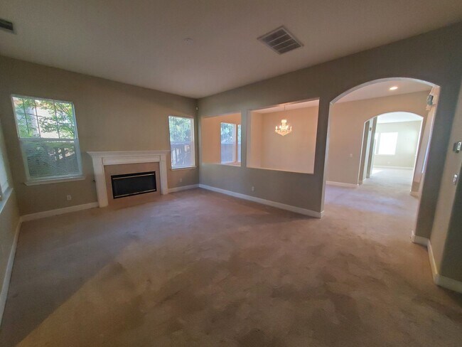 Foto del edificio - $1,000 MOVE IN SPECIAL!!! STUNNING SPACIOUS 5 BEDROOM HOME IN CRYSTAL RANCH!!