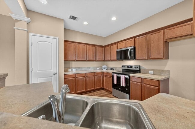 Building Photo - 2510 Sedona St